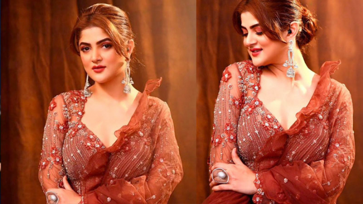 প্রেমে হাবুডুবু খাচ্ছেন শ্রাবন্তী প্রেমে হাবুডুবু খাচ্ছেন শ্রাবন্তী