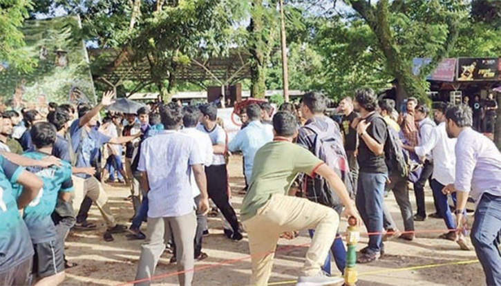 শাবিতে খেলার মাঠে দু’পক্ষের মা*রামা*রি শাবিতে খেলার মাঠে দু’পক্ষের মা*রামা*রি