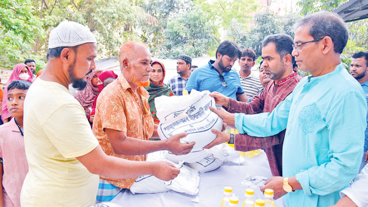 শাহ্জালাল ইসলামী ব্যাংক লিমিটেডের ঈদ উপহার ও ত্রাণ সামগ্রী বিতরণ শাহ্জালাল ইসলামী ব্যাংক লিমিটেডের ঈদ উপহার ও ত্রাণ সামগ্রী বিতরণ