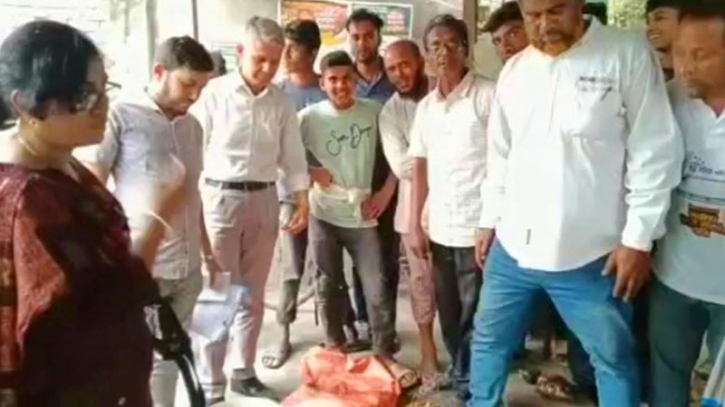 চুয়াডাঙ্গার জীবননগরে পচা খেজুর বিক্রি, জরিমানা চুয়াডাঙ্গার জীবননগরে পচা খেজুর বিক্রি, জরিমানা