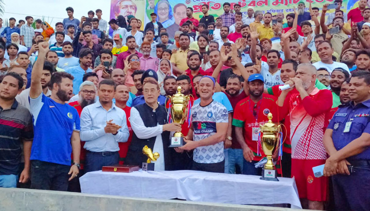 দাউদকান্দিতে প্রীতি ফুটবল ম্যাচ, দর্শকের উপচে পড়া ভিড়