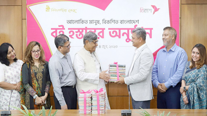 বই পড়া কর্মসূচিতে আরো সাড়ে ৩৩ হাজার বই দিলো বিকাশ
