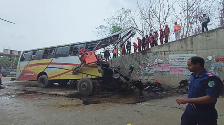 চাকা ফেটে নিয়ন্ত্রণ হারায় বাস: ফায়ার সার্ভিস