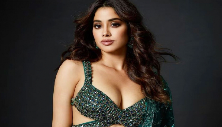 এবার স্যান্ডেল ফেলে যান জাহ্নবী, সামাজিক মাধ্যমে ক্ষো*ভ এবার স্যান্ডেল ফেলে যান জাহ্নবী, সামাজিক মাধ্যমে ক্ষো*ভ