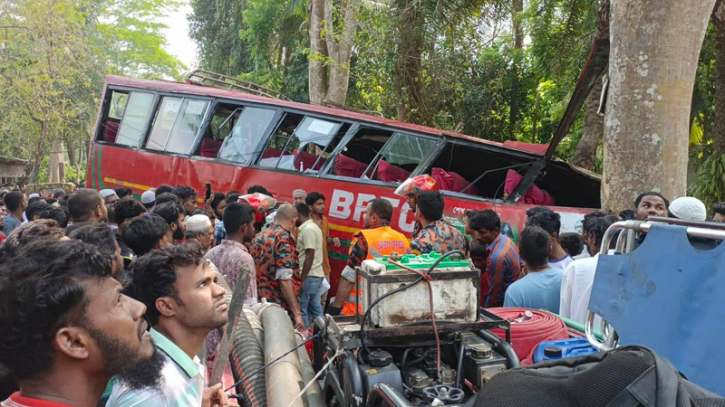 চালক-হেলপারের ঝগড়ার পর বৈদ্যুতিক খুটির সঙ্গে বাসের ধাক্কা, নিহত ২