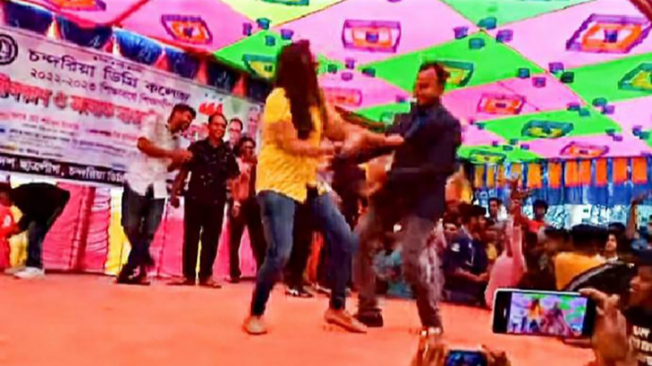 কলেজের নবীনবরণে অশ্লীল নৃত্য কলেজের নবীনবরণে অশ্লীল নৃত্য