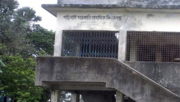 স্কুল খোলা হলেও বেলা ১১টায় বন্ধ হয়ে যায় 
