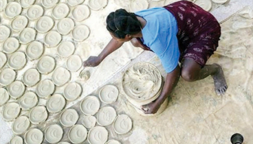 কাদার রুটি খেয়ে দিন গুজরান  