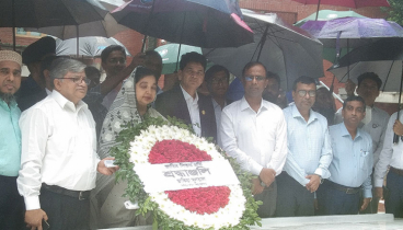 বঙ্গবন্ধুর সমাধিতে শিল্প মন্ত্রণালয়ের সিনিয়র সচিবের শ্রদ্ধা 