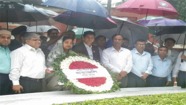 বঙ্গবন্ধুর সমাধিতে শিল্প মন্ত্রণালয়ের সিনিয়র সচিবের শ্রদ্ধা 
