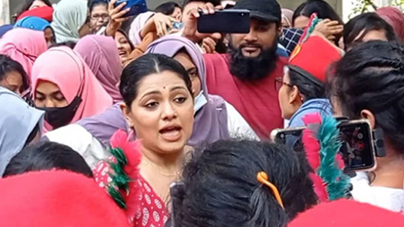 তিশাকে ঘিরে ধরলেন ইডেনের ছাত্রীরা