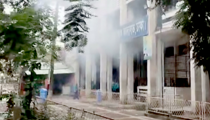 ঢাকা দায়রা জজ আদালতের সামনে ককটেল বি*স্ফো*রণ ঢাকা দায়রা জজ আদালতের সামনে ককটেল বি*স্ফো*রণ