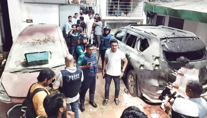 শিক্ষামন্ত্রীর বাড়িতে হামলা-ভাঙচুর, গাড়িতে আগুন শিক্ষামন্ত্রীর বাড়িতে হামলা-ভাঙচুর, গাড়িতে আগুন
