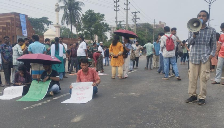 শ্রমিক হত্যার বিচারের দাবিতে জাবি শিক্ষার্থীদের মহাসড়ক অবরোধ শ্রমিক হত্যার বিচারের দাবিতে জাবি শিক্ষার্থীদের মহাসড়ক অবরোধ