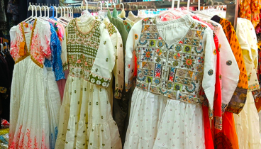 বরিশালে জমজমাট অনলাইন ঈদশপিং, দোকানিদের হতাশা