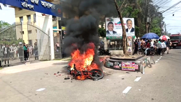 বরিশালে ২ সাংবাদিককে পিটিয়ে আহত: মোটরসাইকেলে আগুন