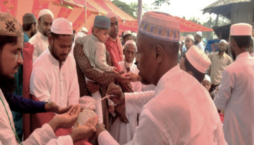 ঈদের ময়দানে মধুর আপ্যায়ন: মধু, চকলেট বিতরণ 