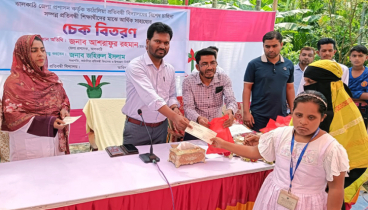 কাঁঠালিয়ায় প্রতিবন্ধী শিক্ষার্থীদের আর্থিক সহায়তায় চেক বিতরণ