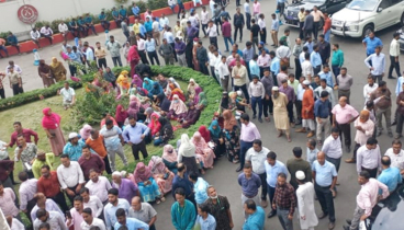 সচিবালয়ে কর্মকর্তা-কর্মচারীদের বিক্ষোভ  