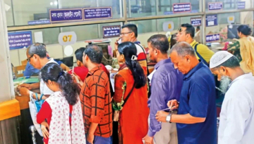 ঈদের আগে ব্যাংকে টাকা তুলতে গ্রাহকের ভিড়