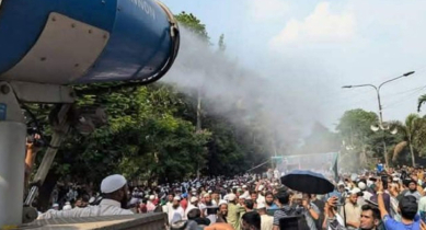 তীব্র গরমে বিক্ষোভকারীদের ওপর ঠান্ডা পানি ছিটালো সিটি করপোরেশন