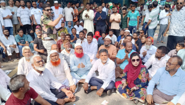 নগর ভবনের সামনের সড়ক আটকে ইশরাক সমর্থকদের বিক্ষোভ