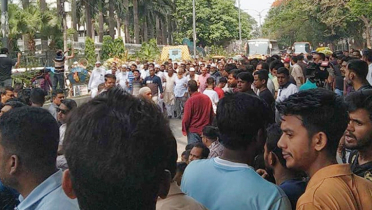 নগর ভবনের সামনে ইশরাক সমর্থকদের অবস্থান