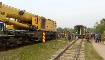 আধাঘণ্টার ব্যবধানে একই স্থানে ফের বগি লাইনচ্যুত, বন্ধ ট্রেন চলাচল