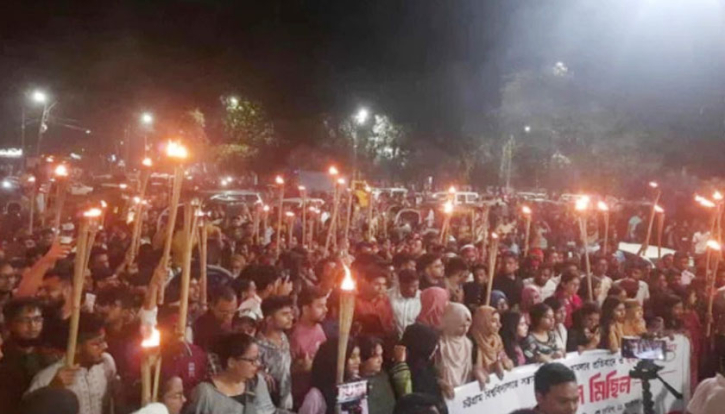 রাষ্ট্রপতির পদত্যাগর দাবিতে ঢাবিতে মশাল মিছিল রাষ্ট্রপতির পদত্যাগর দাবিতে ঢাবিতে মশাল মিছিল