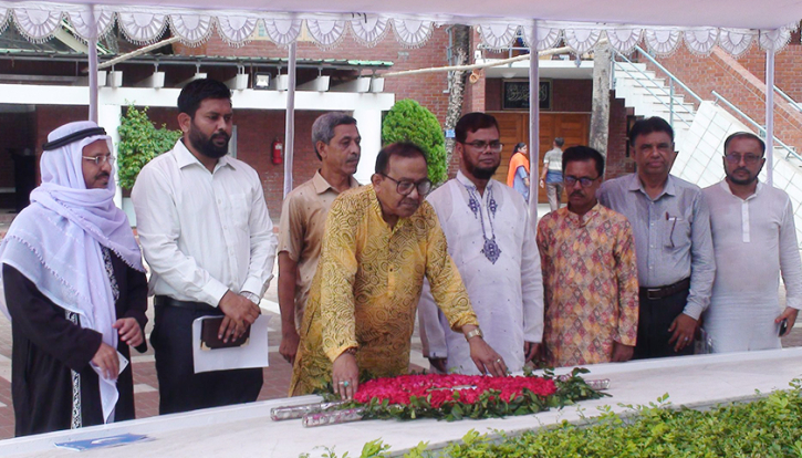 বঙ্গবন্ধুর সমাধিতে পিআইবি’র মহাপরিচালকের শ্রদ্ধা বঙ্গবন্ধুর সমাধিতে পিআইবি’র মহাপরিচালকের শ্রদ্ধা