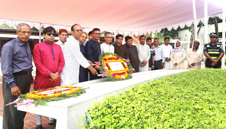 বঙ্গবন্ধুর সমাধিতে ইউজিসির নবনিযুক্ত সদস্যের শ্রদ্ধা বঙ্গবন্ধুর সমাধিতে ইউজিসির নবনিযুক্ত সদস্যের শ্রদ্ধা