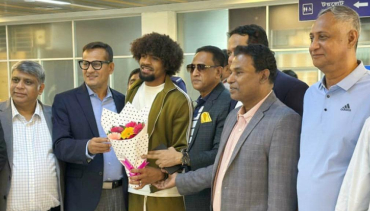 দেশে এসে পৌঁছেছেন হামজা চৌধুরী দেশে এসে পৌঁছেছেন হামজা চৌধুরী