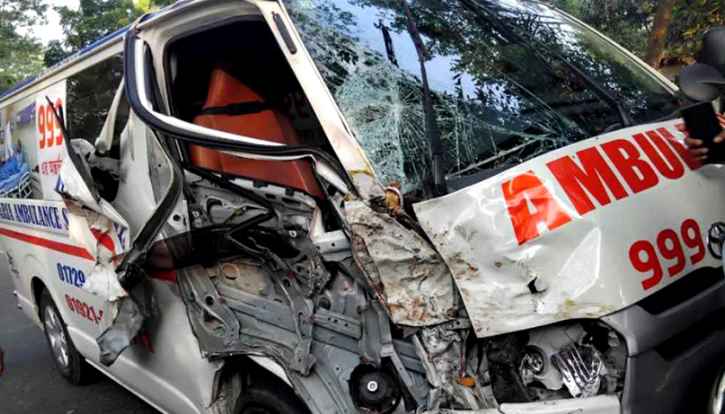 যশোরে অ্যাম্বুলেন্স-ভ্যানের সং*ঘর্ষে নি*হত ৩ যশোরে অ্যাম্বুলেন্স-ভ্যানের সং*ঘর্ষে নি*হত ৩