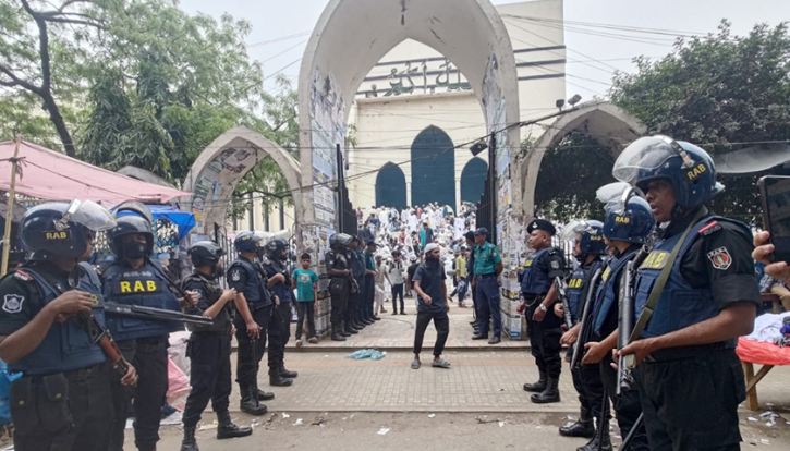 বায়তুল মোকাররমের সামনে আইন-শৃঙ্খলা বাহিনীর সতর্ক অবস্থান বায়তুল মোকাররমের সামনে আইন-শৃঙ্খলা বাহিনীর সতর্ক অবস্থান