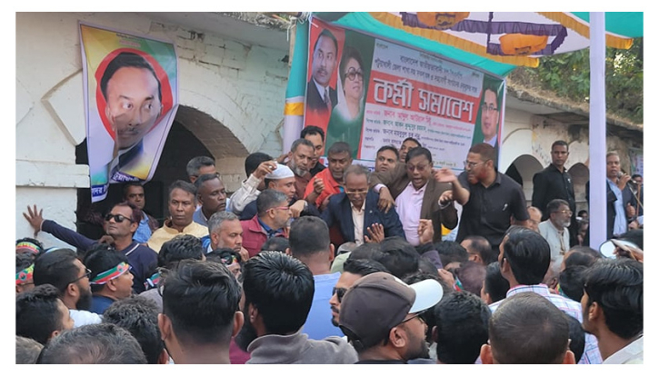 কেন্দ্রীয় নেতাদের সামনে বিএনপির দুই গ্রুপের মারা*মারি, আ*হত ৫ কেন্দ্রীয় নেতাদের সামনে বিএনপির দুই গ্রুপের মারা*মারি, আ*হত ৫