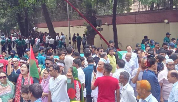 খালেদা জিয়াকে দেখতে ফিরোজার সামনে নেতাকর্মীদের ভিড় খালেদা জিয়াকে দেখতে ফিরোজার সামনে নেতাকর্মীদের ভিড়