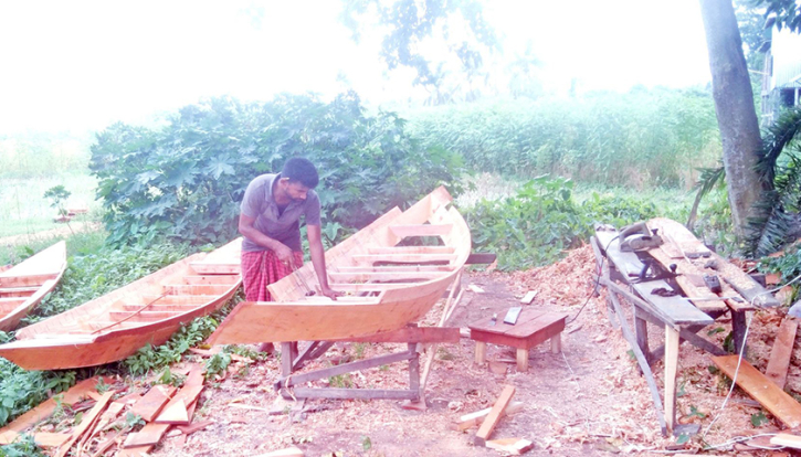 টুঙ্গিপাড়ায় নৌকা তৈরিতে ব্যস্ত কারিগররা টুঙ্গিপাড়ায় নৌকা তৈরিতে ব্যস্ত কারিগররা