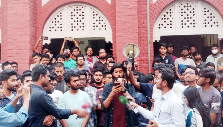 প্রধানমন্ত্রীর হস্তক্ষেপ কামনা বুয়েট শিক্ষার্থীদের একাংশের প্রধানমন্ত্রীর হস্তক্ষেপ কামনা বুয়েট শিক্ষার্থীদের একাংশের