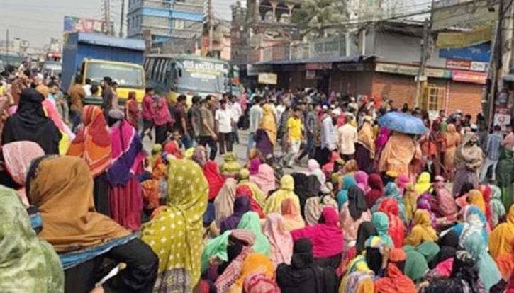 গাজীপুরে শ্রমিকদের বি*ক্ষোভ, ১২ কারখানায় ছুটি গাজীপুরে শ্রমিকদের বি*ক্ষোভ, ১২ কারখানায় ছুটি