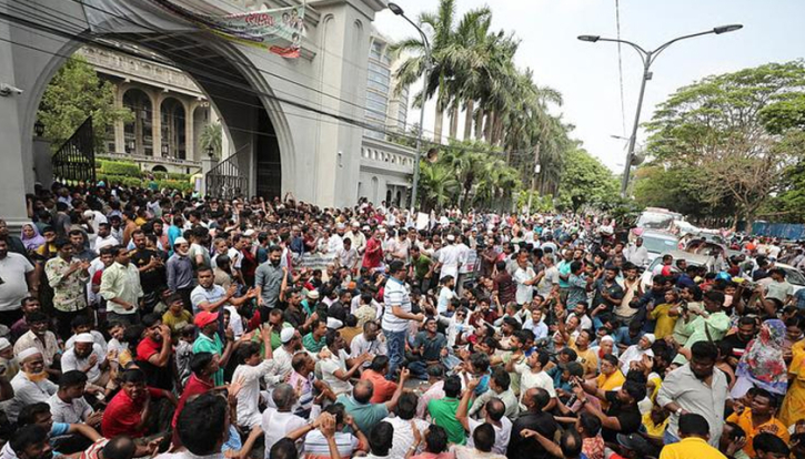 ইশরাককে মেয়র পদে বসানোর দাবিতে আজও অবস্থান, সড়ক বন্ধ ইশরাককে মেয়র পদে বসানোর দাবিতে আজও অবস্থান, সড়ক বন্ধ