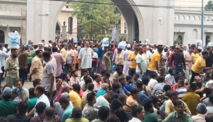 ইশরাকের শপথ দাবিতে টানা চতুর্থ দিন নগরভবনের সামনে বিক্ষোভ ইশরাকের শপথ দাবিতে টানা চতুর্থ দিন নগরভবনের সামনে বিক্ষোভ