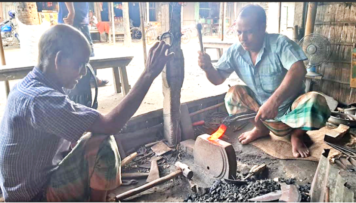 কামারদের ব্যস্ত সময় কামারদের ব্যস্ত সময়