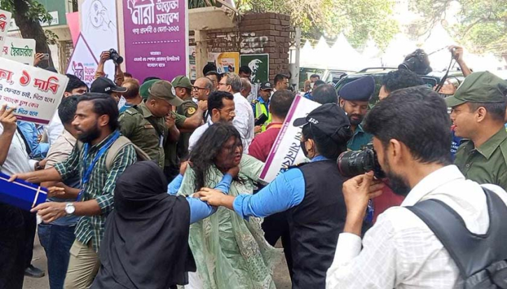 গভর্নরের গাড়ি আটকে দিলেন ব্র্যাক ব্যাংকের চাকরিচ্যুত কর্মীরা গভর্নরের গাড়ি আটকে দিলেন ব্র্যাক ব্যাংকের চাকরিচ্যুত কর্মীরা