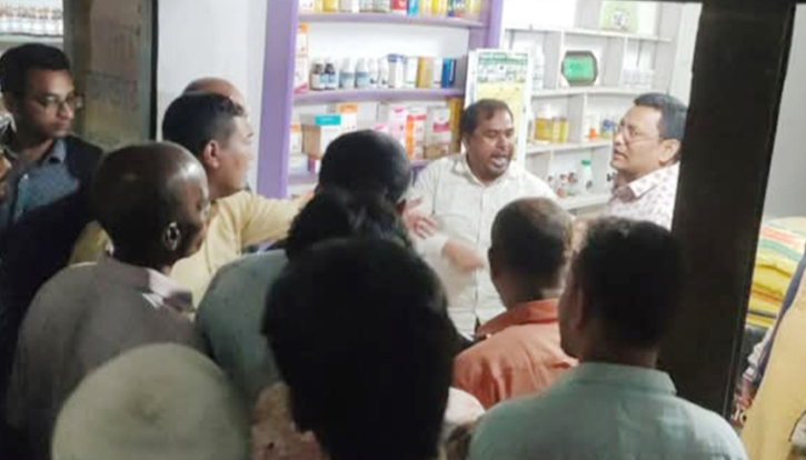 দোকানের বাকি পরিশোধ না করায় আ.লীগ নেতাকে গণপিটুনি দোকানের বাকি পরিশোধ না করায় আ.লীগ নেতাকে গণপিটুনি