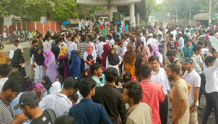 সড়ক অব*রোধ করলেন পলিটেকনিক শিক্ষার্থীরা সড়ক অব*রোধ করলেন পলিটেকনিক শিক্ষার্থীরা