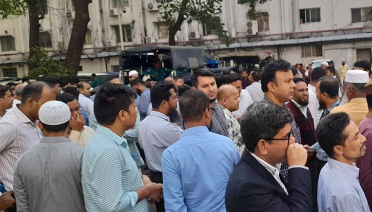 যুগ্ম সচিবের বিরুদ্ধে ব্যবস্থা নিতে সচিবালয়ে বিক্ষো*ভ যুগ্ম সচিবের বিরুদ্ধে ব্যবস্থা নিতে সচিবালয়ে বিক্ষো*ভ